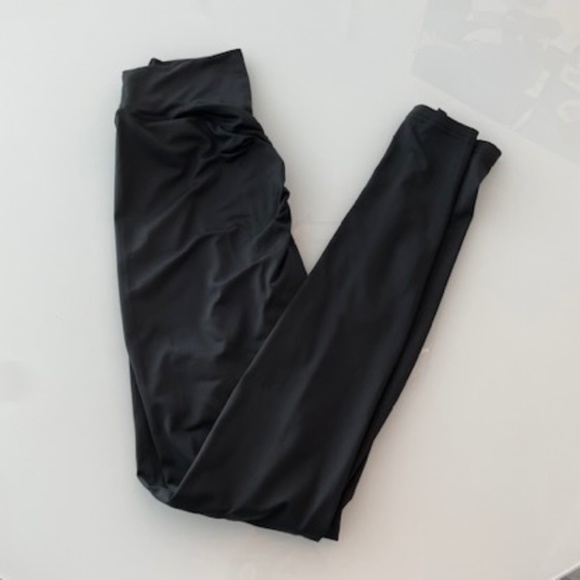 By Egreis Black Egi Scrunch Butt Leggings - Picture 6 of 7